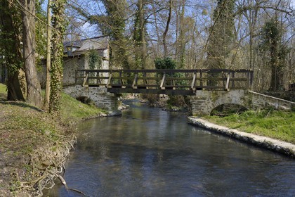 France, Seine-et-Marne (77), village de Maincy qui jouxte le domaine du château de Vaux-le-Vicomte, Pont des Trois-Moulins situé sur l’Almont qui fut peint par Paul Cézanne sous le titre Pont de Maincy