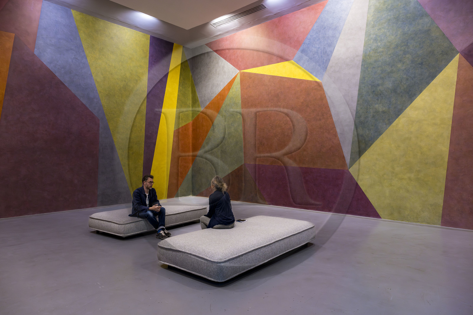 France, Vaucluse (84), Avignon, Collection Lambert, Musée d'Art Contemporain, Wall Drawing 538: on four walls continuous form with color ink washes superimposed (1987) encre sur mur de l'artiste Sol LeWitt, Stéphane Ibars, directeur artistique de la Collection assis sur le sofa