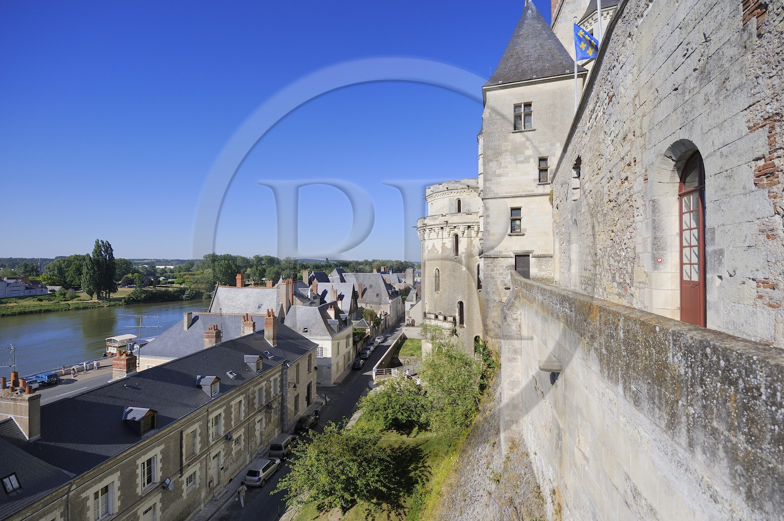 France, Indre et Loire (37), Vallée de la Loire classée Patrimoine mondial de l'UNESCO, château d'Amboise, le logis du Roi surplombe la Loire