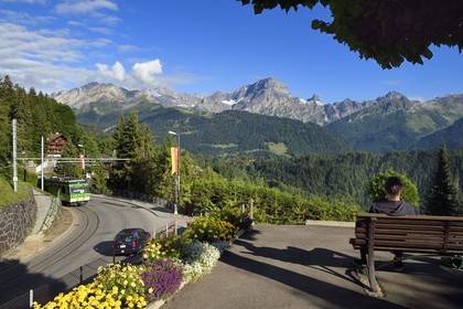 Suisse, canton de Vaud, Villars-sur-Ollon, panorama sur le massif de l'Argentine surplombant Solalex et le train allant de Bex dans la vallée à Villars en passant par Gryon