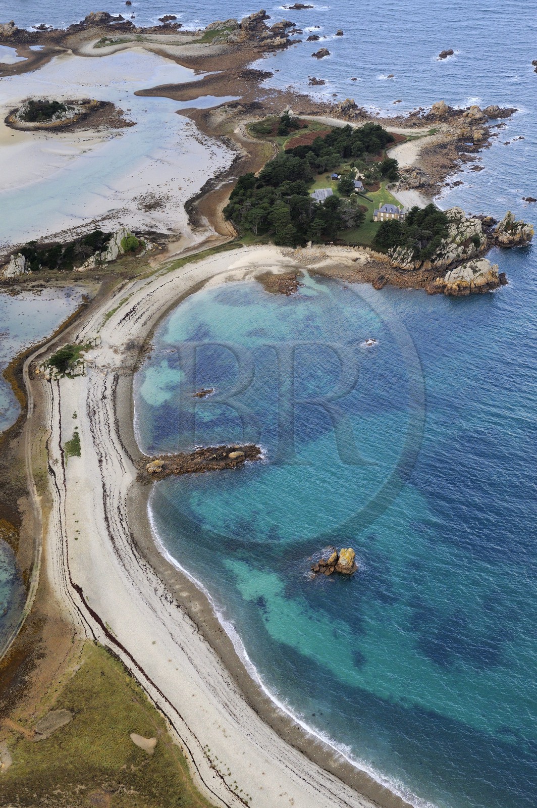 France, Côtes-d'Armor (22), Côte d'Ajoncs, Penvénan, Ile Illiec ou Ziliec, cordon de galets privé qui la relie aux îles Baëllanec et l'île Ozac'h, l'Ile fut la propriété de l'aviateur Charles Lindberg de 1934 à 1970 puis a été rachetée par la famille Heidsieck (vue aérienne)