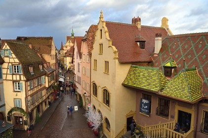 France, Haut-Rhin (68), Colmar, maisons à pignons et maisons à pans de bois dans la Grand Rue avec des décorations de Noël, à droite l'Ancienne Douane (Koifhus)