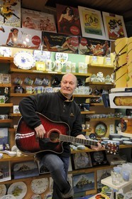 France, Manche (50), Mont-Saint-Michel, Paul Noël Auvray rockeur et marchand de souvenirs