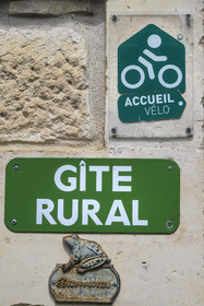France, Deux-Sèvres (79), le Marais Poitevin, la Venise Verte, Sansais, gite du village affichant le logo de l'Accueil Vélo