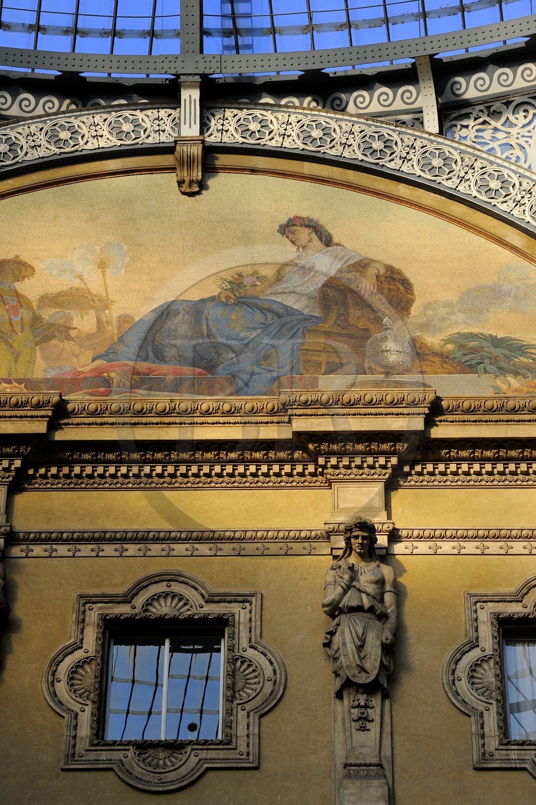 Italie, Lombardie, Milan, la galerie Vittorio Emanuele II, galerie commerçante construite au XIXe siècle par Giuseppe Mengoni, détail d'une facade
