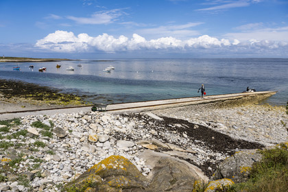 France, Finistère (29), Mer d'Iroise, Ile de Molène, sur la plage du port et l'ilot Lédenez Vraz en arrière plan