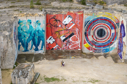 France, Côte-d'Or (21), Villars-Fontaine, La Karriere, fresques de street art dans une ancienne carrière de pierre de Bourgogne (vue aérienne)