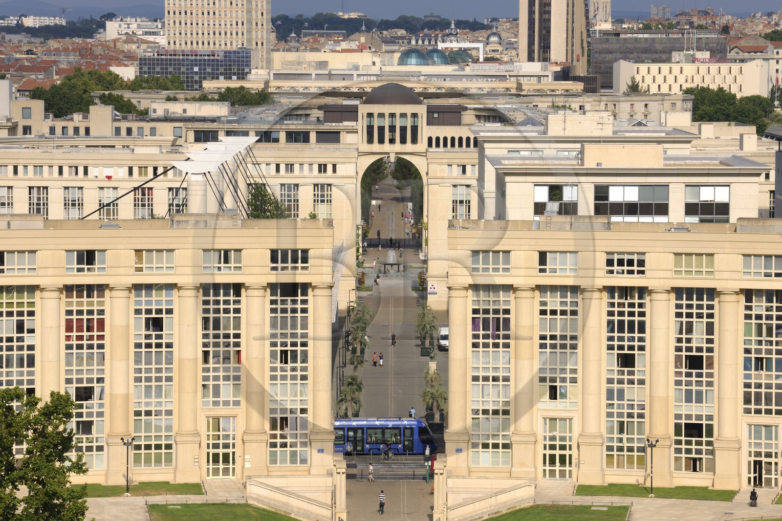 France, Hérault (34), Montpellier, quartier Antigone de l'architecte Ricardo Bofill, un axe piéton relie la rivière Lez vers l'est au centre historique à l'ouest