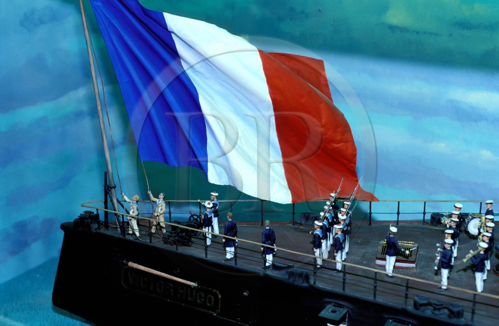 France, Finistère (29), Brest, Musée de la Marine, le drapeau français hissé sur la proue d'un bateau