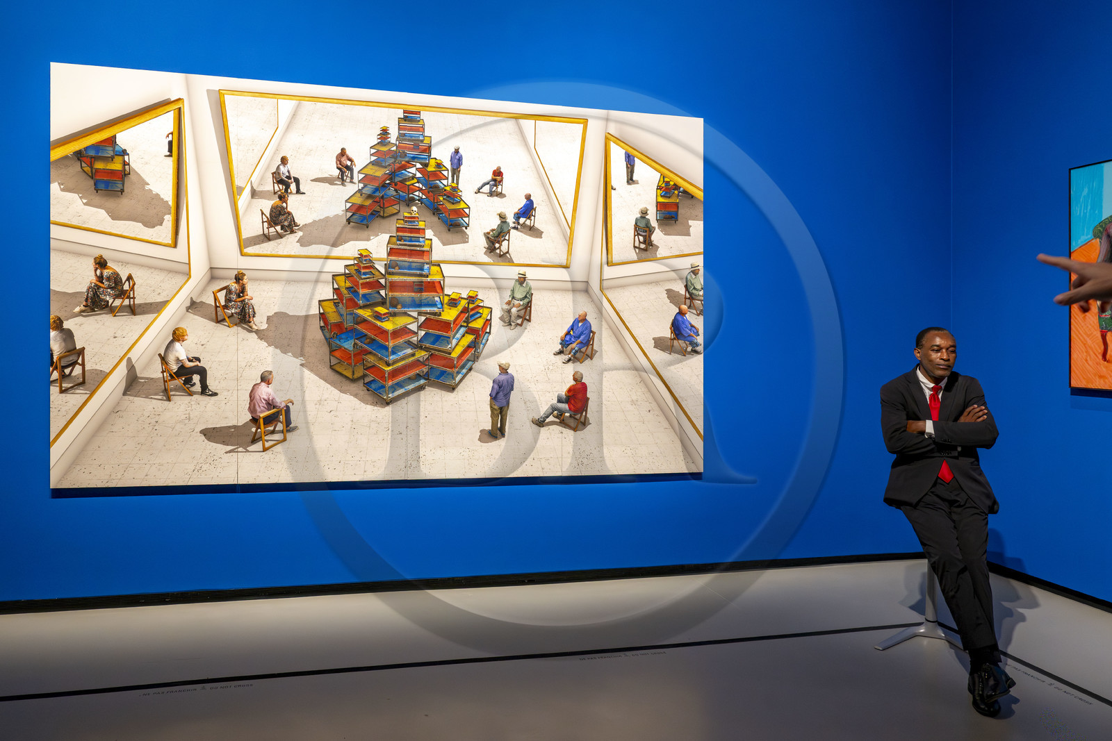 France, Paris (75), Bois de Boulogne, la fondation Louis Vuitton de l'architecte Frank Gehry, exposition David Hockney 25, Spectateurs regardant un ready-made avec crâne et miroirs (2018)