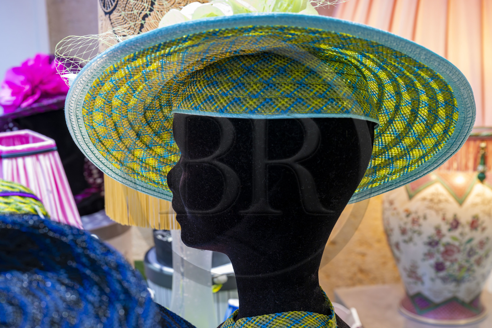 France, Côte-d'Or (21), Dijon, chapeau de femme dans l'atelier-boutique de la rue d'Assas Bibi & Bob de la modiste Sara Tintinger, Meilleur Ouvrier de France