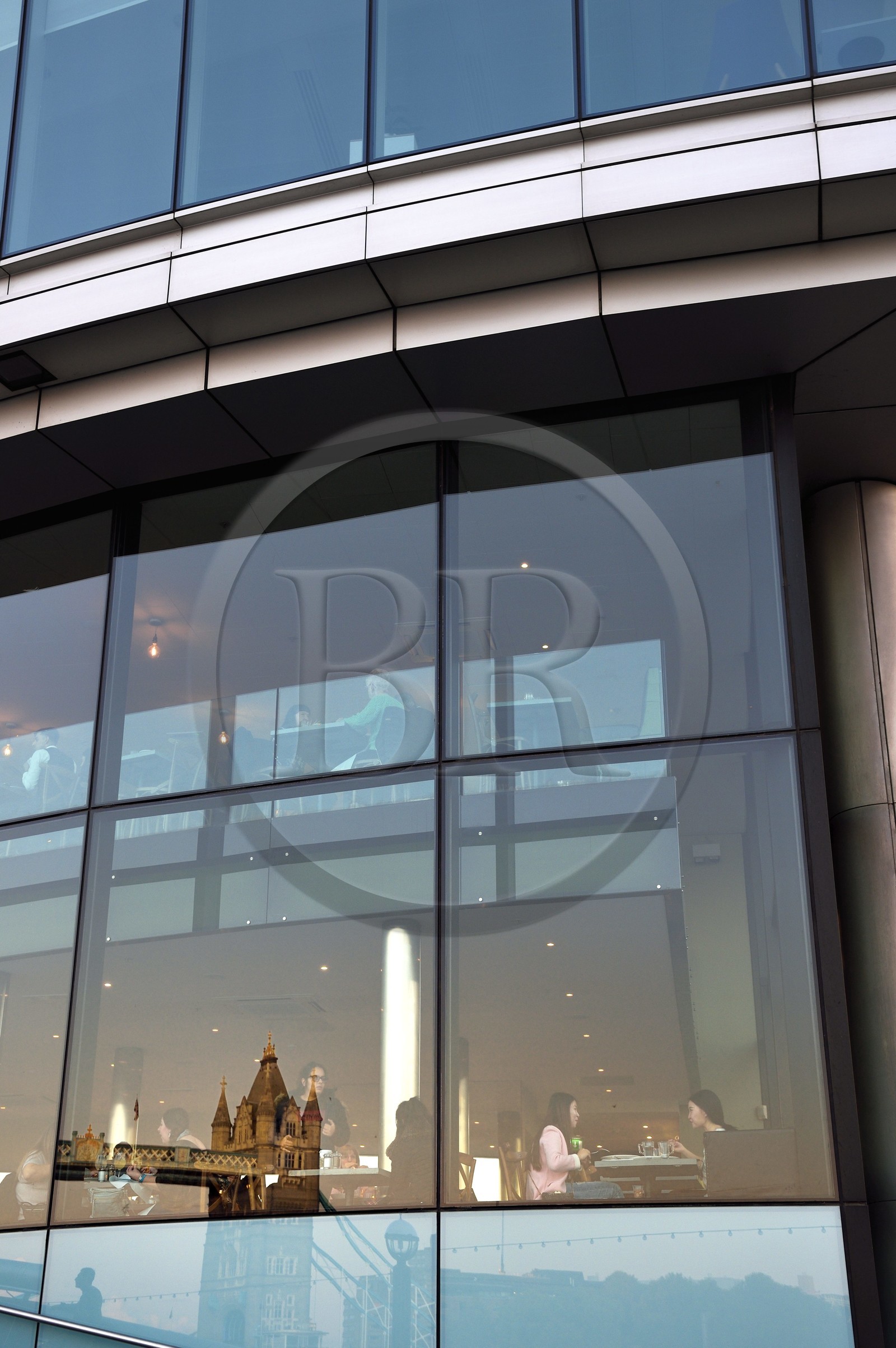 Royaume-Uni, Londres, Tower Bridge, pont basculant franchissant la Tamise, se reflète dans un immeuble du district de Southwark