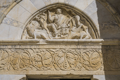 France, Hérault (34), Villeneuve-lès-Maguelone (Palavas-Les-Flots), cathédrale Saint-Pierre-et-Saint-Paul de Maguelone des XIIème et XIIIème siècles, le portail de la façade occidentale, le Christ est représenté en majesté sur le thympan, le linteau sculpté d'un rinceau d'acanthe au dessin raffiné