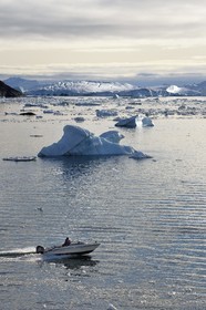 Groenland, cote ouest, baie de Disko, Ilulissat, hors-bord traversant le site du fjord glacé classé Patrimoine Mondial de l'UNESCO