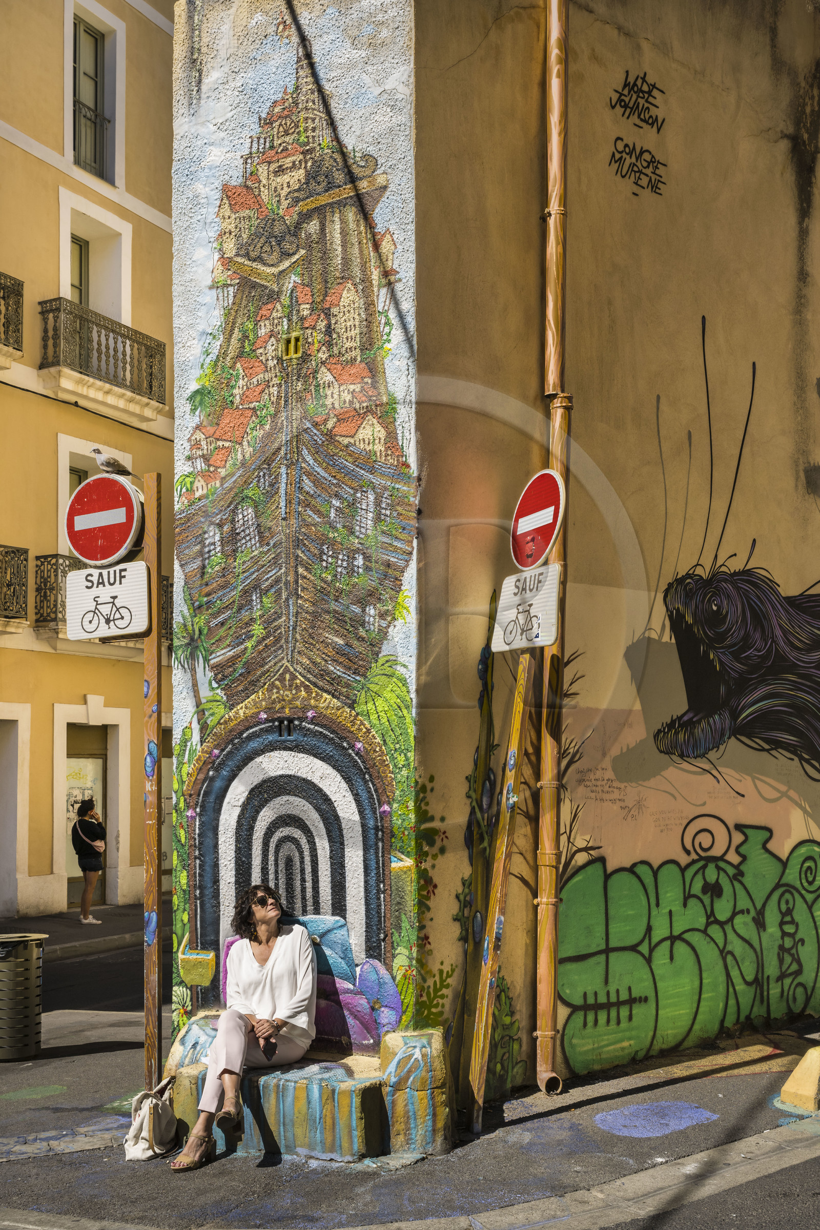 France, Hérault (34), Sète, fresque murale réalisée par le plasticien David Duart et le grapheur Naoui Restart censée évoquer le voyage à l'angle des rues de Tunis et Pierre Semard