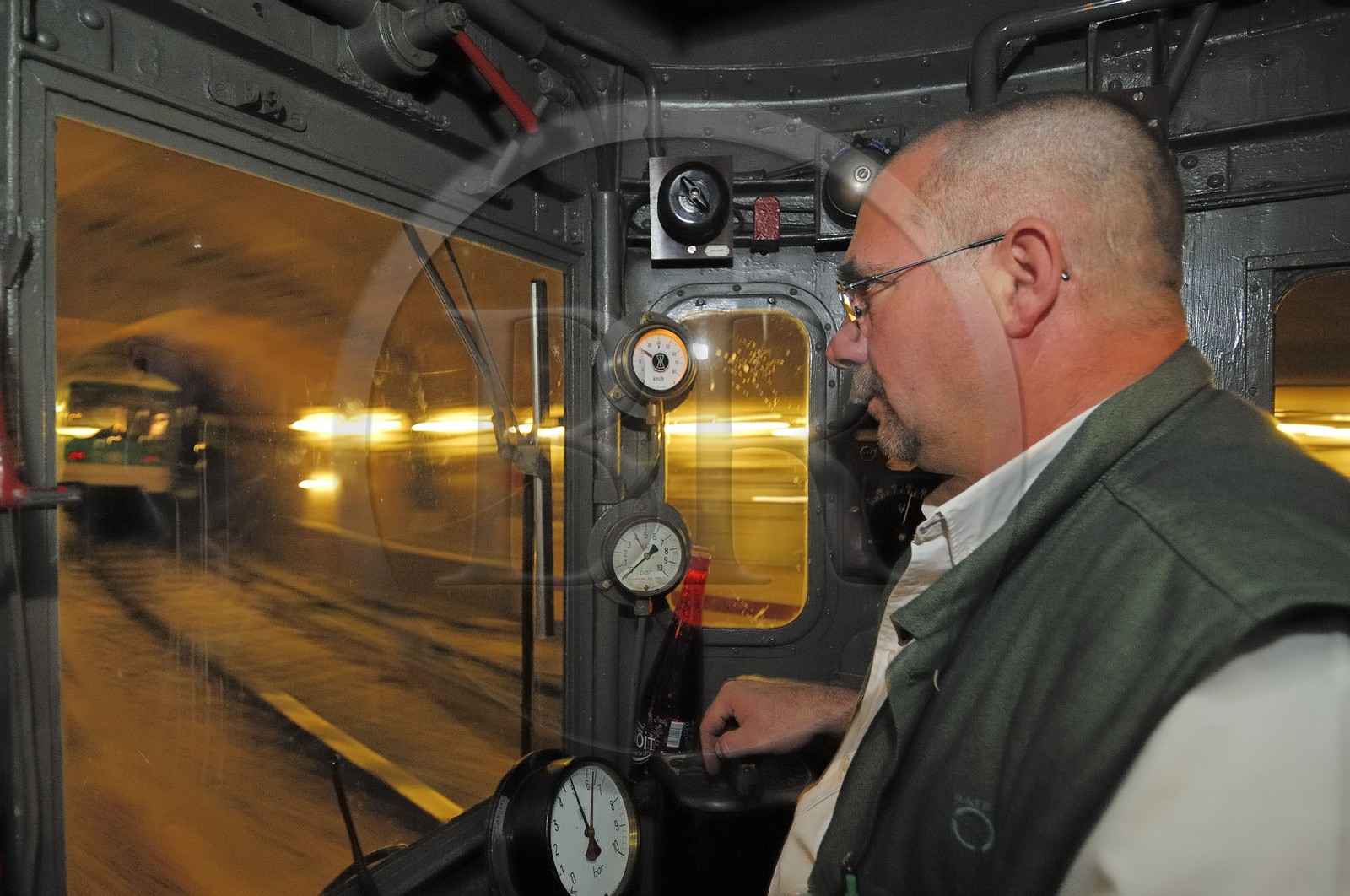 France, Paris (75), dernier Metro, visite et découverte du réseau parisien de la RATP dans une vieille rame Sprague, cabine du conducteur