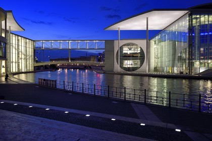 Allemagne, Berlin, Bundestag, le Paul-Lobe Haus à gauche et le Marie Elisabeth-Luders Haus à droite par l'architecte Stephan Braunfels sur les berges de la rivière Spree, batiments du nouveau complexe parlementaire
