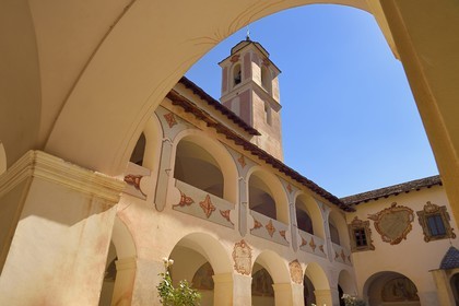 France, Alpes-Maritimes (06), vallée de la Roya (arrière-pays niçois), au pied du parc national du Mercantour, Saorge, le cloître du monastère de Saorge (Centre des monuments nationaux) ancien Couvent Franciscain Notre-Dame-des-Miracles