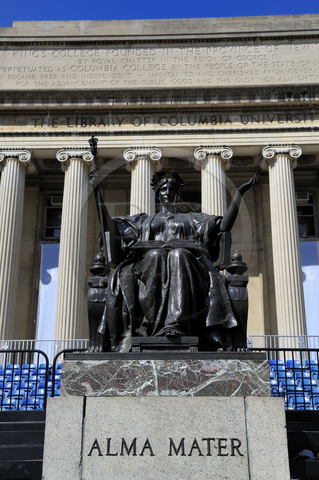 Etats-Unis, New York, Manhattan, l'université Columbia, la bibliothèque et la statue française de Daniel Chester l'Alma Mater