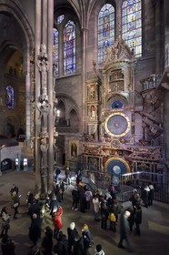 France, Bas-Rhin (67), Strasbourg, vieille ville classée au Patrimoine Mondial de l'UNESCO, la cathédrale Notre-Dame, bras sud du transept, le pilier des Anges construit vers 1230 et l'horloge astronomique