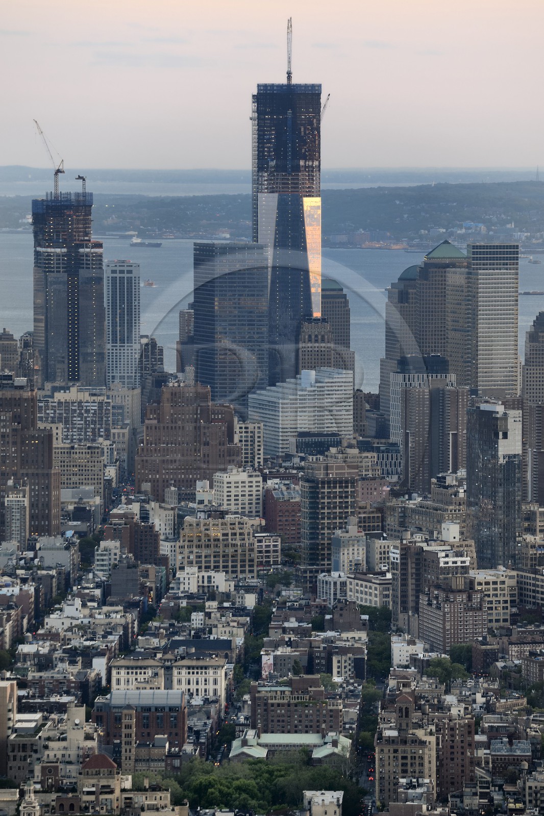 Etats-Unis, New York, Manhattan, vue depuis l'Empire State Building sur la partie sud de Manhattan et le One World Trade Center (1WTC) devenue la plus haute tour de NYC depuis le 30 avril 2012