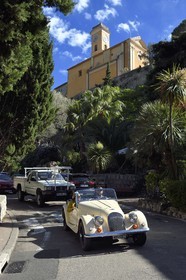 France, Alpes Maritimes (06), découverte de la côte dans une voiture vintage Morgan Roadster 4 4, ici sur une route dans le village perché d'Eze
