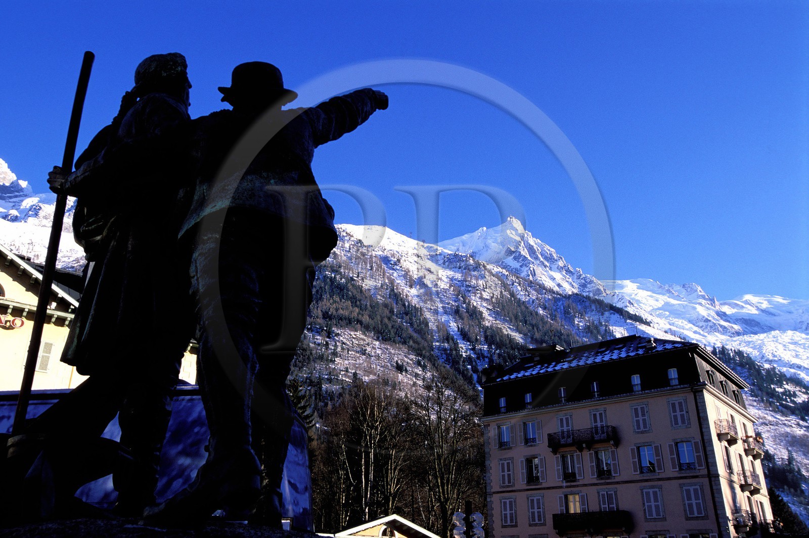 France, Haute-Savoie (74), Chamonix, statue de Paccard et Balmat pointant l' Aiguille du Midi (Mont-Blanc)