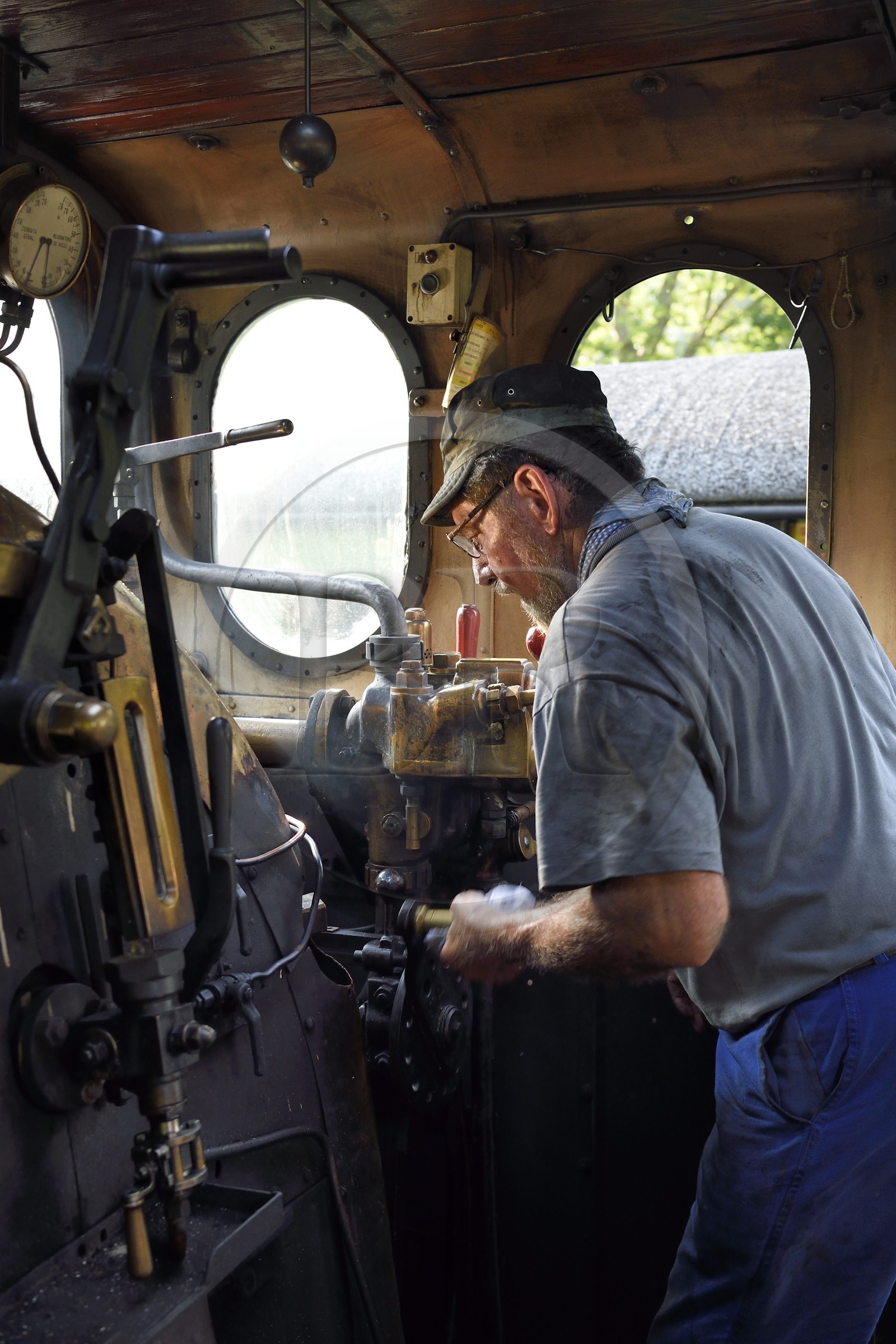 France, Alpes-Maritimes (06), Puget Théniers, locomotive en chauffe, dans la cabine, Daniel Bonneau bénévole du G.E.C.P. qui restaure et exploite le Train des Pignes, aujourd'hui mécanicien (et donc conducteur) de locomotive