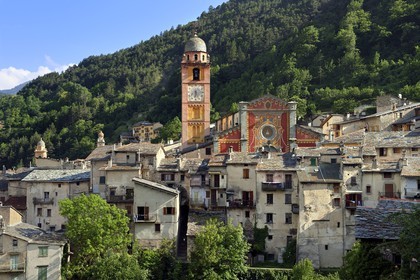 France, Alpes-Maritimes (06), vallée de la Roya (arrière-pays niçois), au pied du parc national du Mercantour, Tende, la collégiale Notre Dame de l'Assomption dans un enchevetrement de toits en lauze