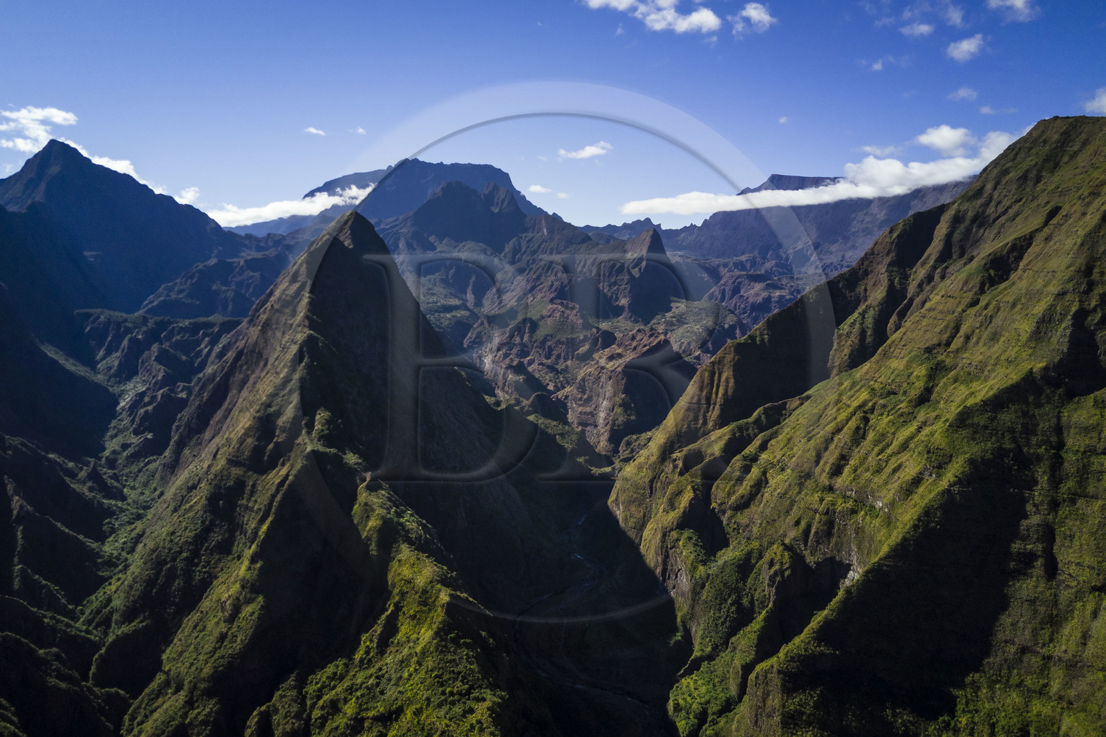 France, Ile de la Reunion, Parc National de la Réunion classé Patrimoine Mondial de l'UNESCO, La Possession, vers le village de Dos D'ane, randonnée de la Roche Bouteille par le sentier Cap Noir, le Cirque de Mafate, le Piton Cabris à gauche et le sentier de la canalisation des Orangers à droite dans la montagne (vue aérienne)