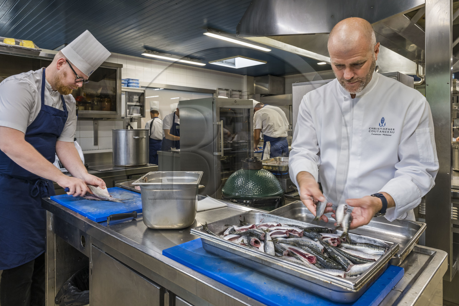 France, Charente-Maritime (17), La Rochelle, le chef étoilé Christopher Coutanceau dans les cuisines de son restaurant gastronomique 2 étoiles Michelin