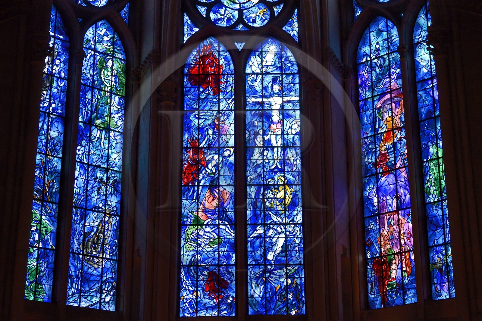 France, Marne (51), Reims, la cathédrale Notre-Dame de Reims, classée Patrimoine Mondial de l'UNESCO, vitraux de la chapelle axiale de Marc Chagall réalisés par les ateliers du maitre verrier Charles Marq