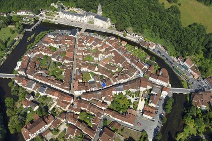 France, Dordogne (24), Brantôme, l'abbaye bénédictine Saint-Pierre en bordure de la Dronne et le village (vue aérienne)