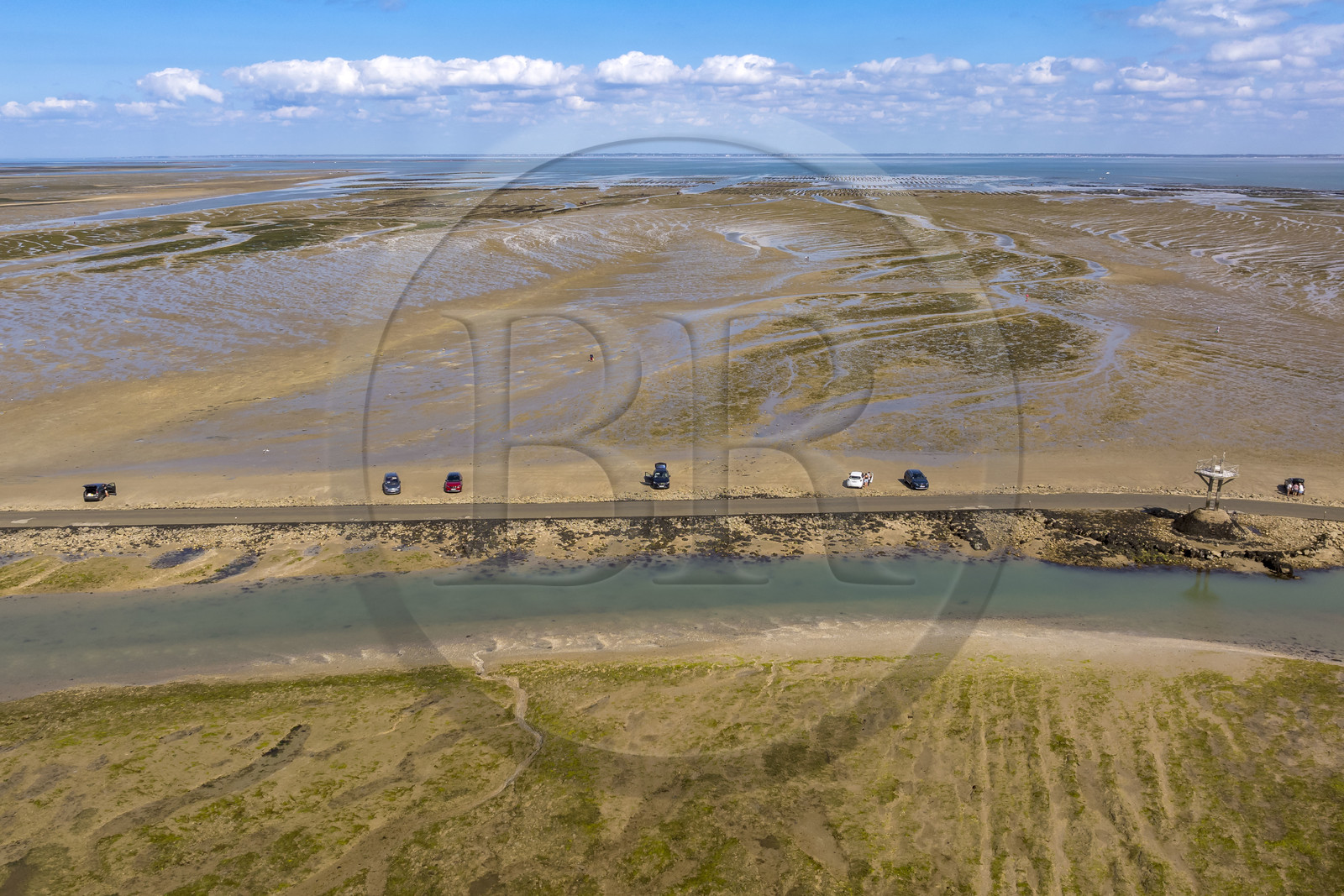 France, Vendée (85), île de Noirmoutier, Barbatre, l'estran en bordure du passage du Gois, chaussée submersible qui relie l'île au continent à marrée basse (vue aérienne)