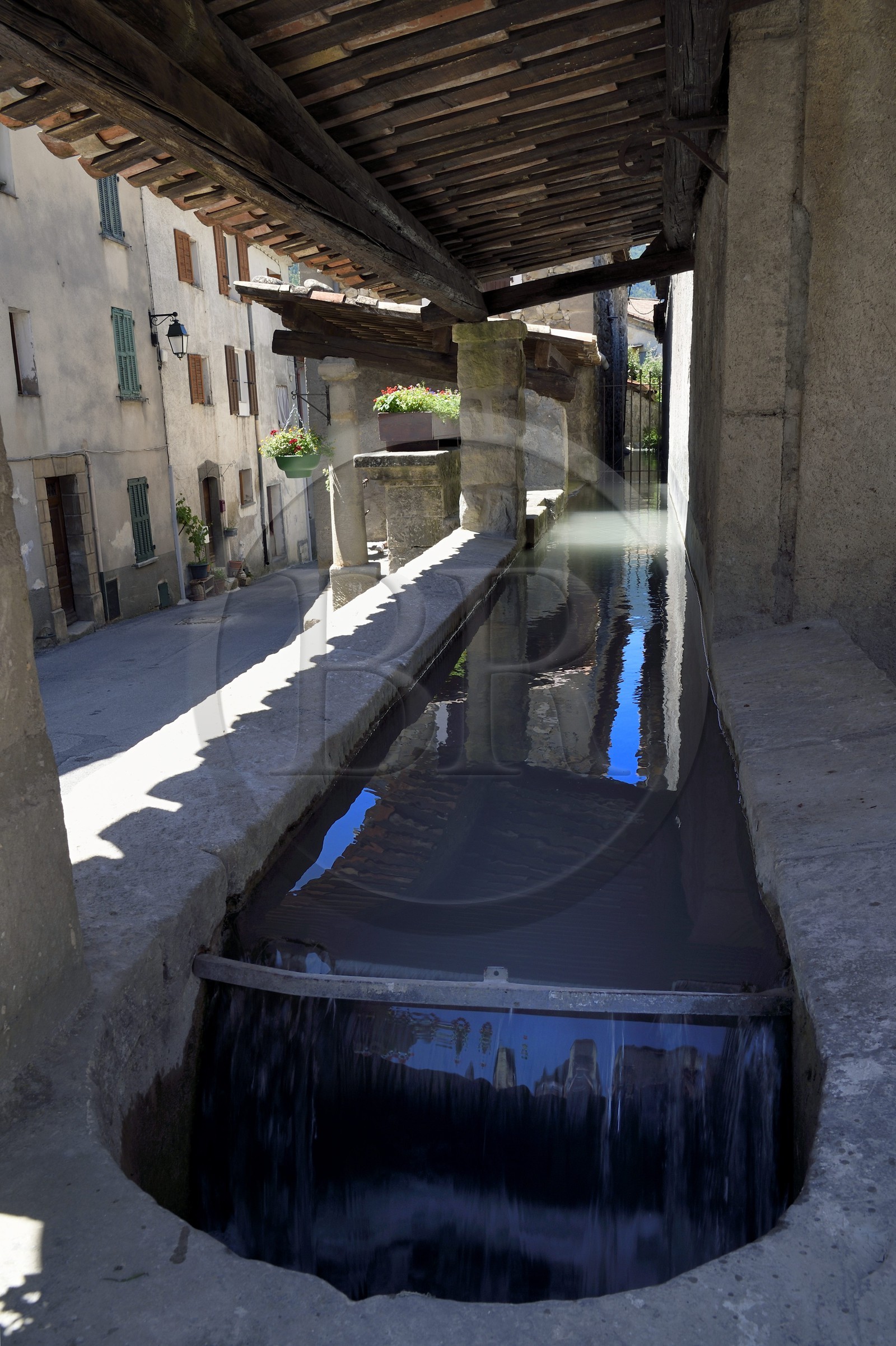 France, Alpes-de-Haute-Provence (04), Annot, un des nombreux canaux qui parcourent la ville