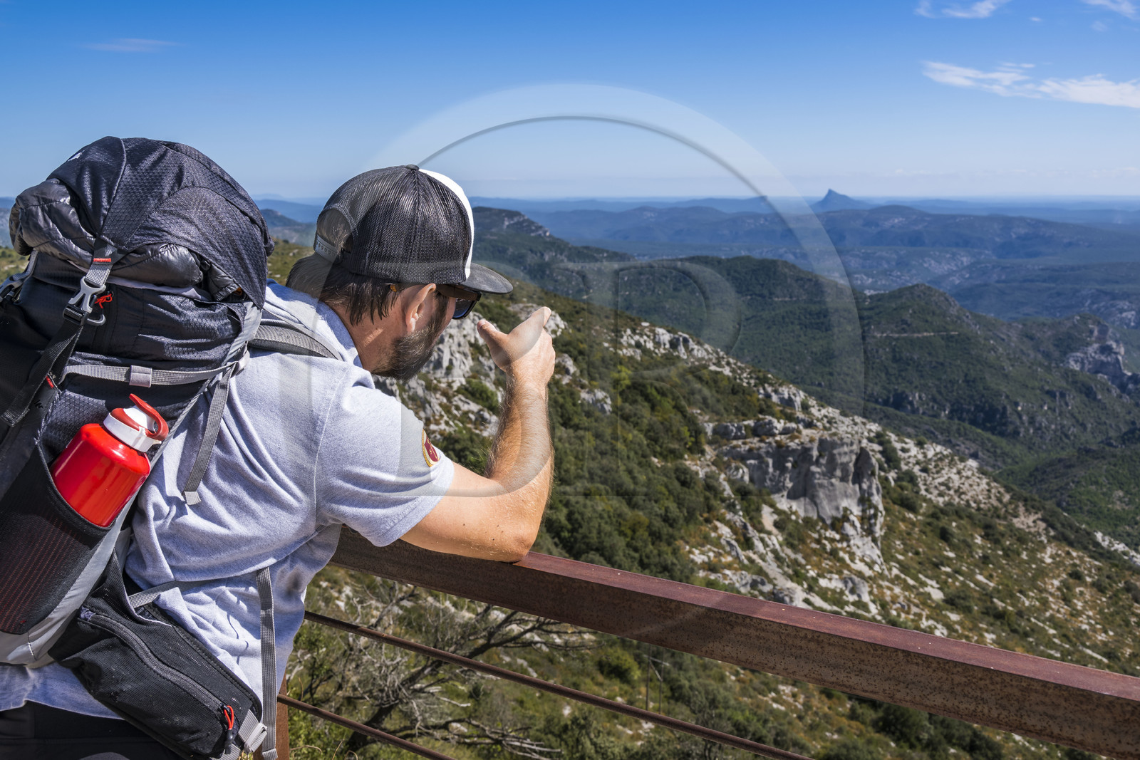 France, Hérault (34), les Causses et les Cévennes, paysage culturel de l'agro-pastoralisme méditerranéen inscrit au Patrimoine Mondial de l'UNESCO, Montpeyroux, rochers et falaises du Mont Saint Baudille, le Pic Saint-Loup faisant face à l'Hortus en arrière plan