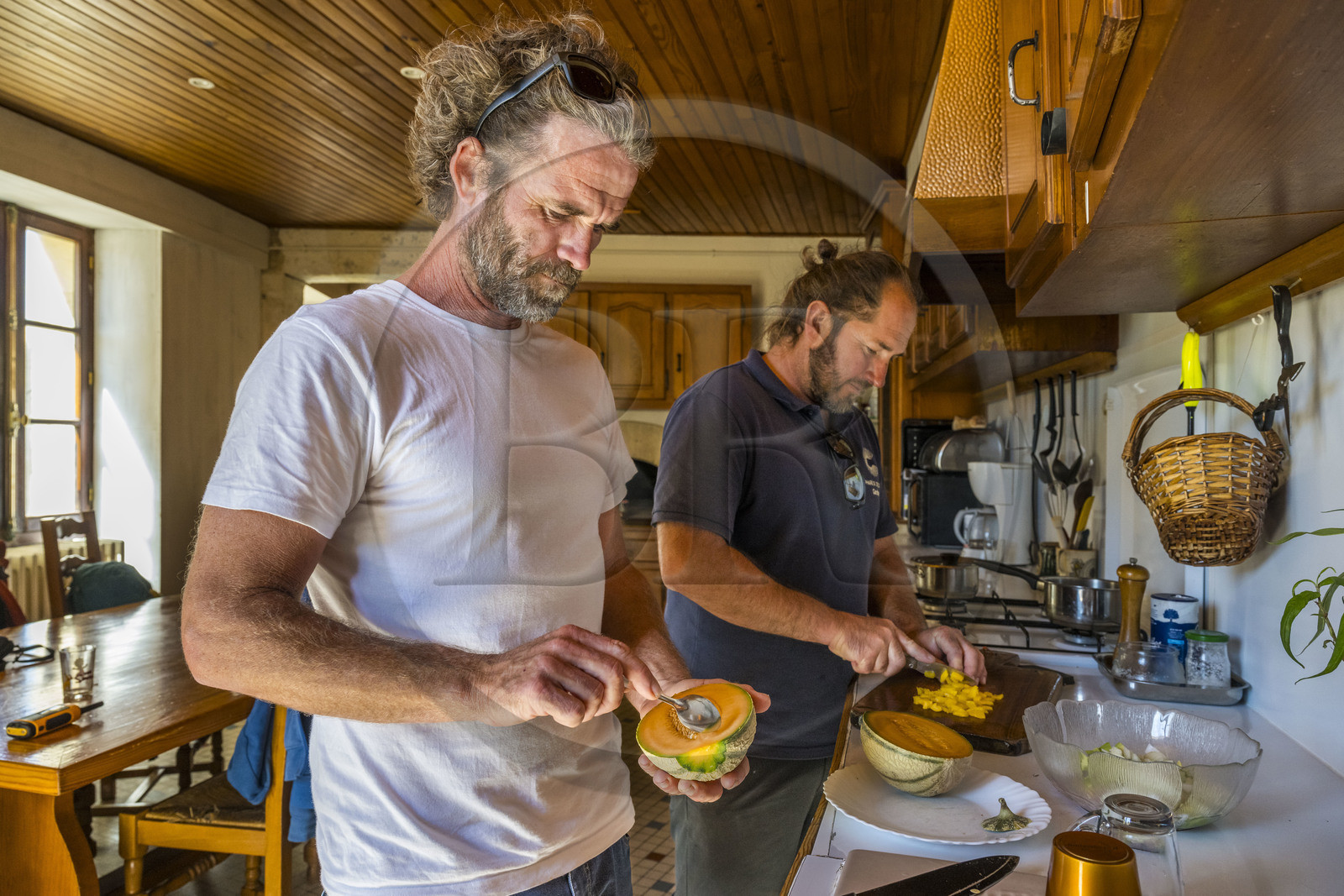 France, Gironde (33), le Verdon-sur-Mer, phare de Cordouan, classé Patrimoine Mondial de l'UNESCO, dans la cuisine, les deux gardiens de service ce jour, Benoit Jenouvrier à gauche et Nicolas Quezel-Guerraz à droite