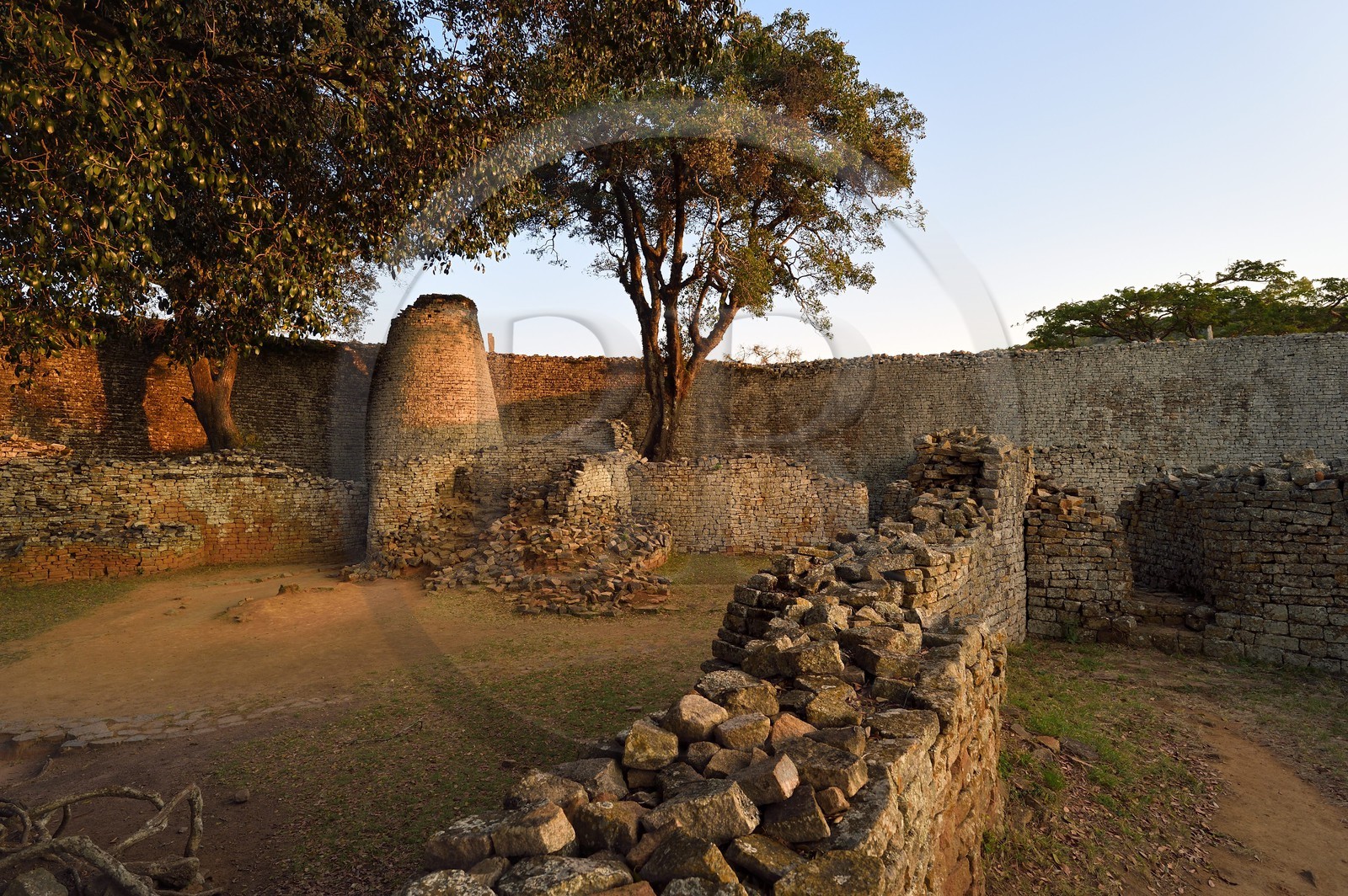 Zimbabwe, province de Masvingo, les ruines du site archéologique du Grand Zimbabwe, classé Patrimoine Mondial de l'UNESCO, Xème au XVème siècle, la tour conique à l'intérieur du Grand Enclos