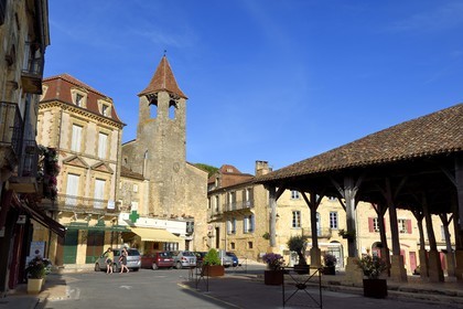 France, Dordogne (24), Périgord Noir, Belvès, labellisé Les Plus Beaux Villages de France, la Tour des Filhols du XIème siècle abritant l'office du tourisme sur la place d'Armes et la halle du XVème siècle