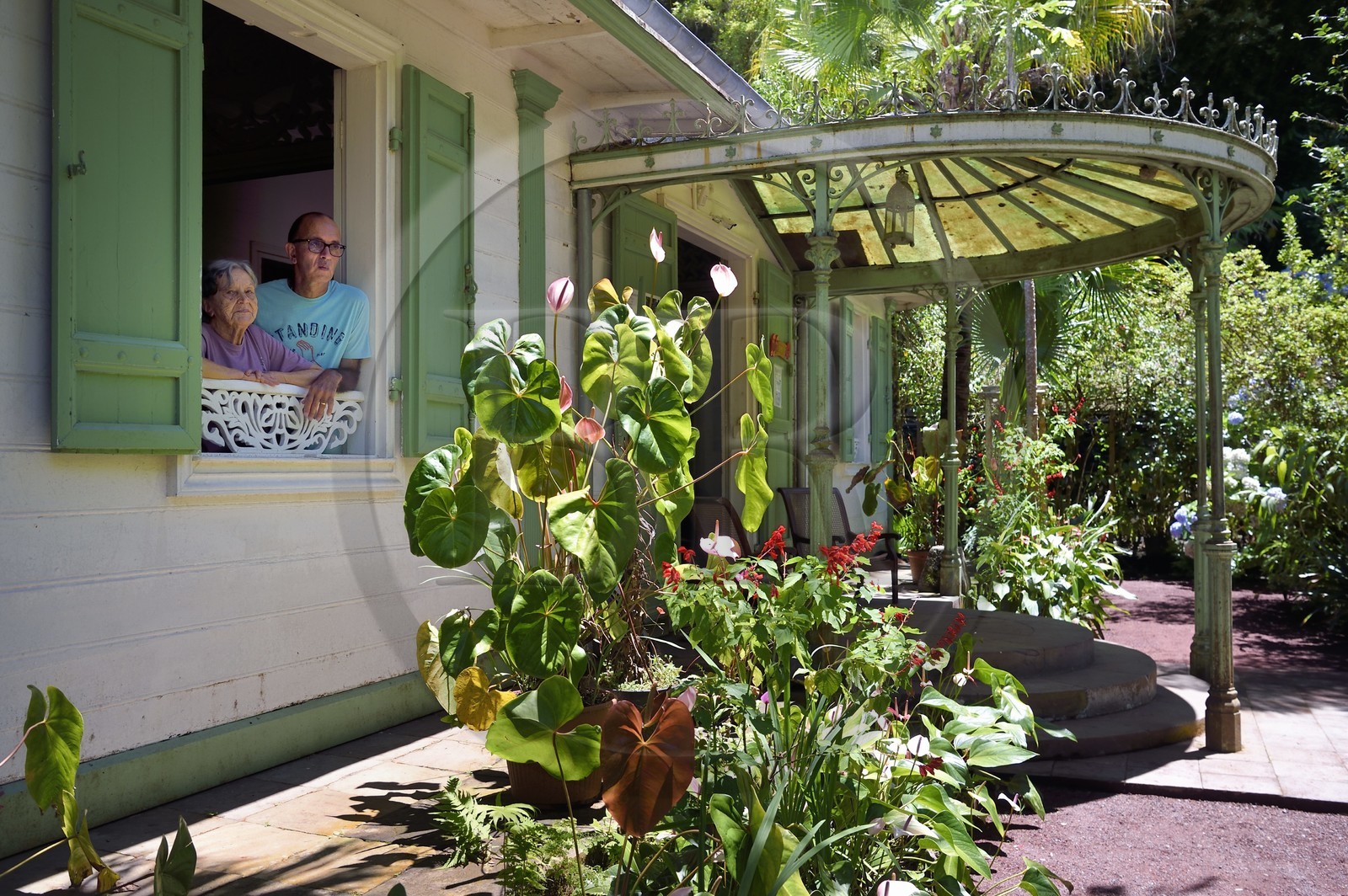France, Ile de la Reunion, Cirque de Salazie, classé Patrimoine Mondial de l'UNESCO, Hell-Bourg, labellisé les Plus Beaux Villages de France, la Villa ou Maison Folio à l'architecture créole traditionnelle du XIXème siècle, Solange Folio et son fils Jean François Folio