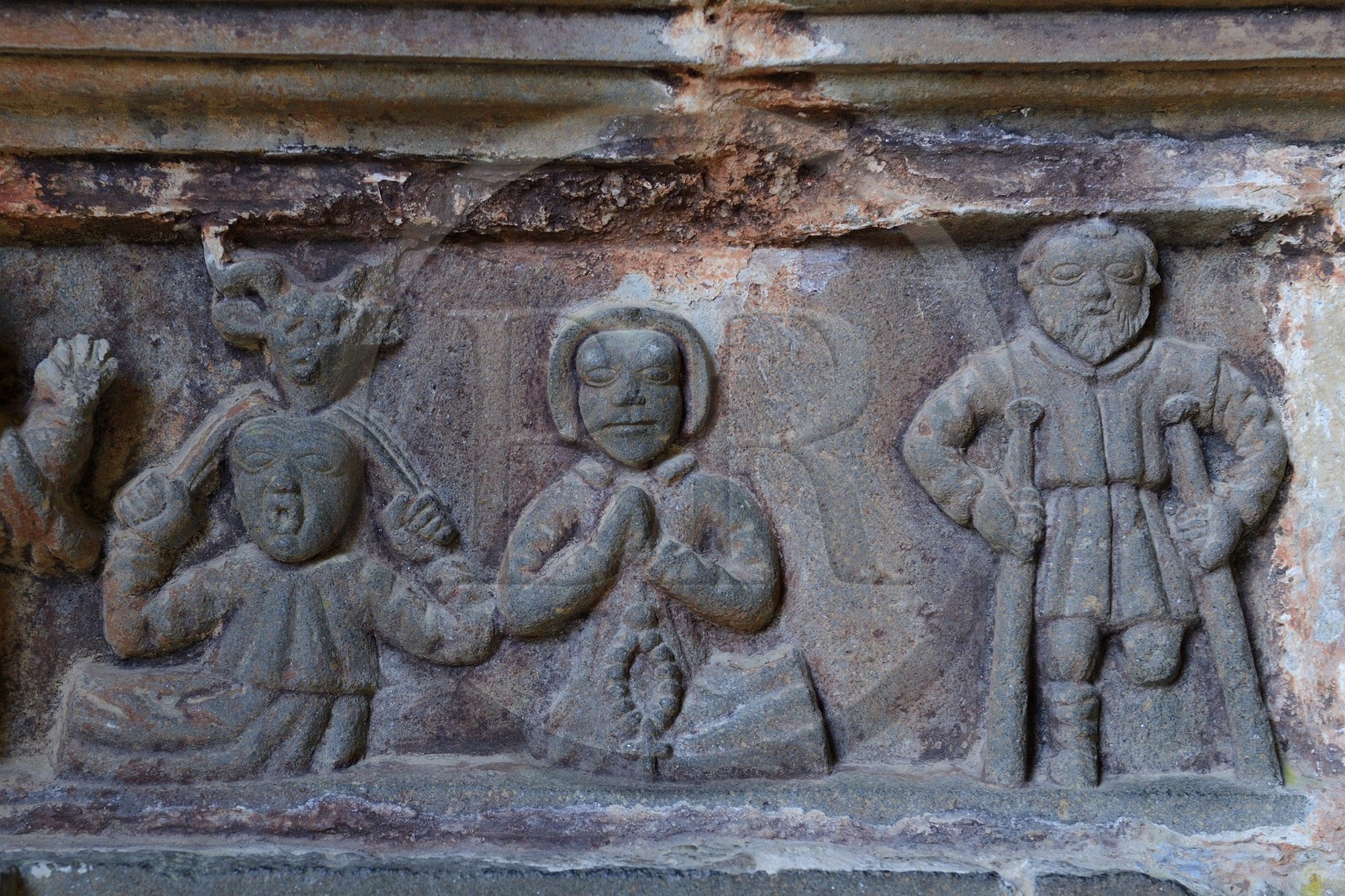 France, Finistère (29), Guimiliau, bas-reliefs sous le porche méridional de l'église dans l'enclos paroissial