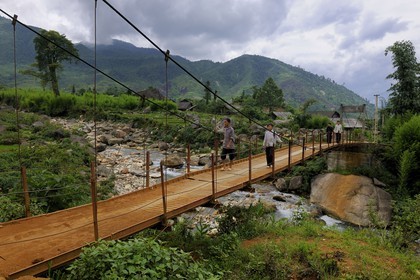 Vietnam, province de Lao Cai, région Nord-Ouest de Sapa, village de Mong Xoa de la minorité Hmong Bleu, pont suspendu à l'entrée du village