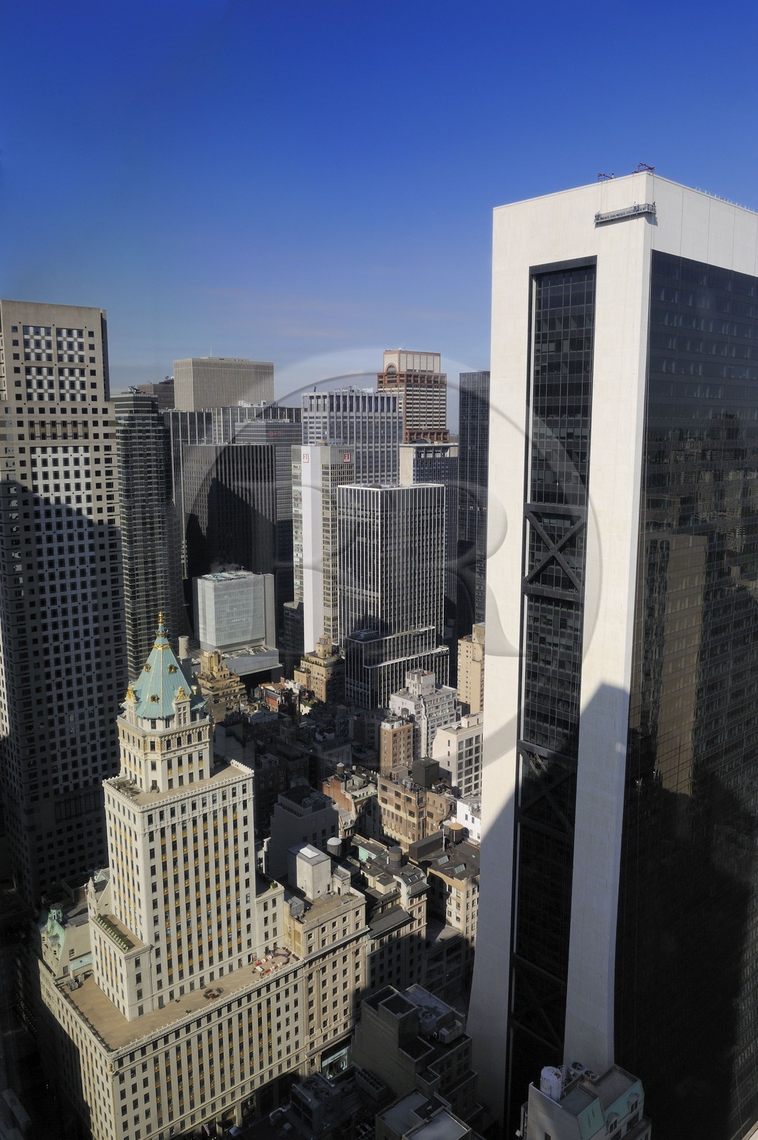 Etats-Unis, New York, Manhattan, Midtown, le Crown Building sur la 5ème Avenue et E 57th Street à gauche et Solow Building à droite