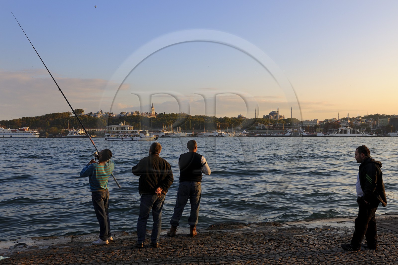 Turquie, Istanbul, centre historique classé Patrimoine Mondial de l'UNESCO, Palais de Topkapi et pêcheurs au bord du Bosphore