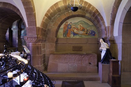 France, Bas-Rhin (67), Mont Saint-Odile, abbaye de Hohenbourg encore appelée couvent du Mont-Sainte-Odile, chapelle de la Croix, à droite Sainte-Odile priant pour le repos de l'âme de son père, le duc Adalric qui reposait dans le sarcophage au centre