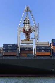 France, Seine-Maritime (76), Le Havre, port de commerce, porte-conteneurs dans le Bassin de chargement René Coty et grues