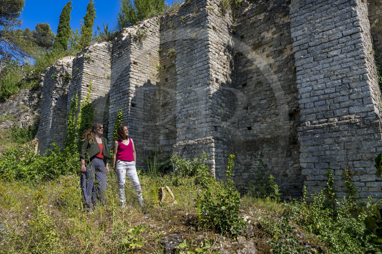 France, Vaucluse (84), Orange, soutènement romain du troisième temple de la triade capitoline en haut de la colline Saint-Eutrope, classée Patrimoine Mondial de l'UNESCO, l'archéologue Anaïs Roumégous et la directrice du musée Laëtitia Copeau