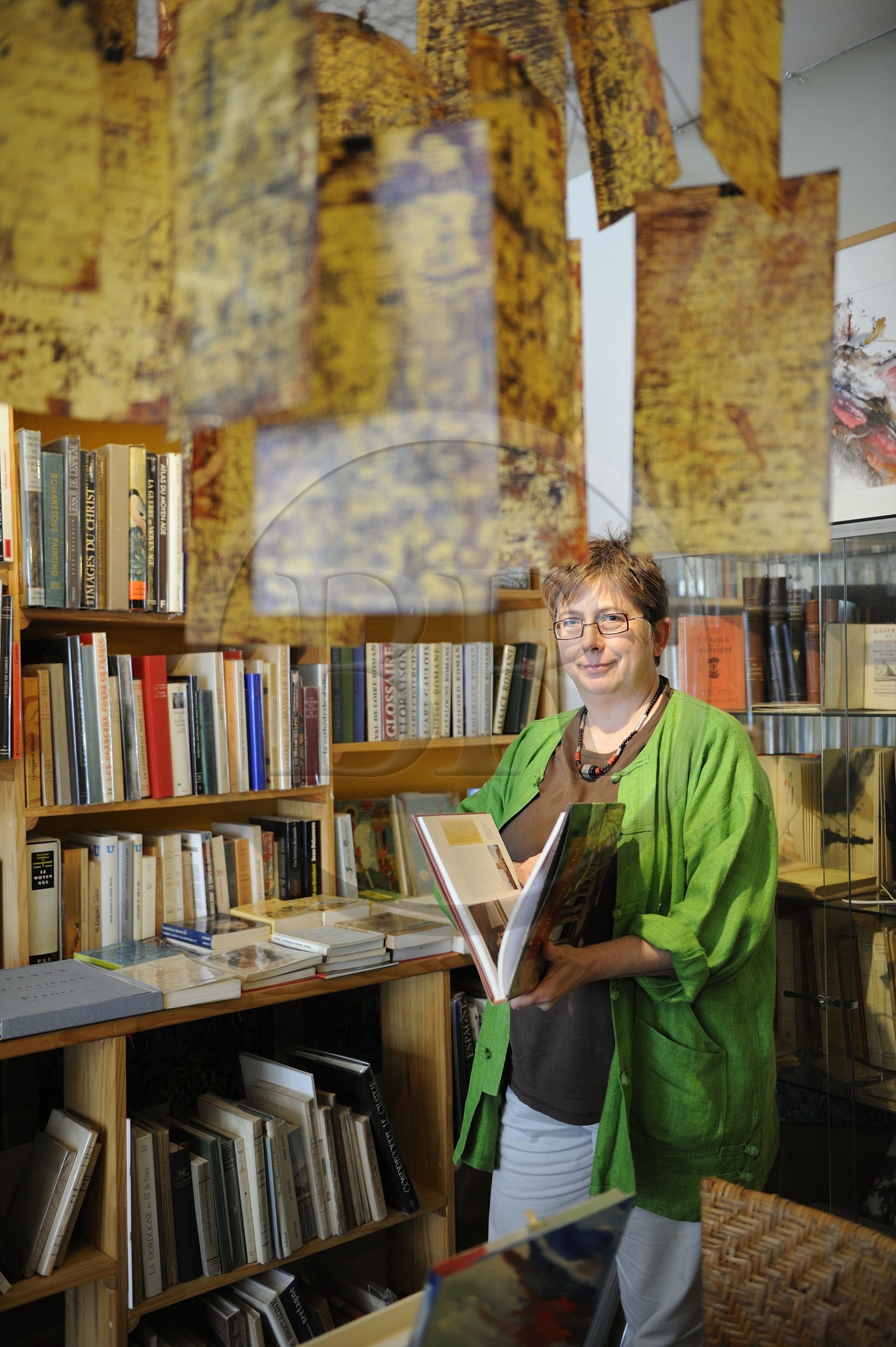France, Nièvre (58), La Charité-sur-Loire, la ville du livre, la libraire Denise dans son magasin Haz'Art