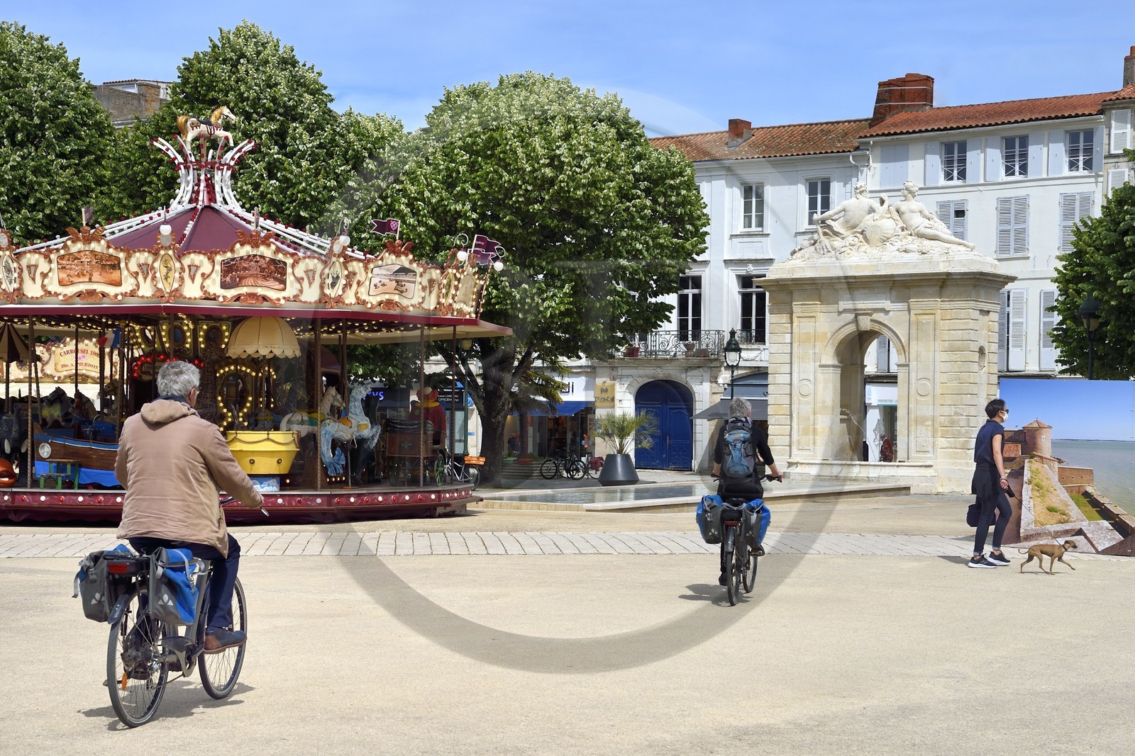 France, Charente-Maritime (17), Rochefort, cyclistes faisant la véloroute La Flow Vélo sur la place Colbert avec sa fontaine monumentale