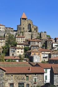 France, Haute-Loire (43), haute vallée de l'Allier, village de Chanteuges dominé par le prieuré de l'abbaye Bénédictine du XIIe siècle, l'église abbatiale